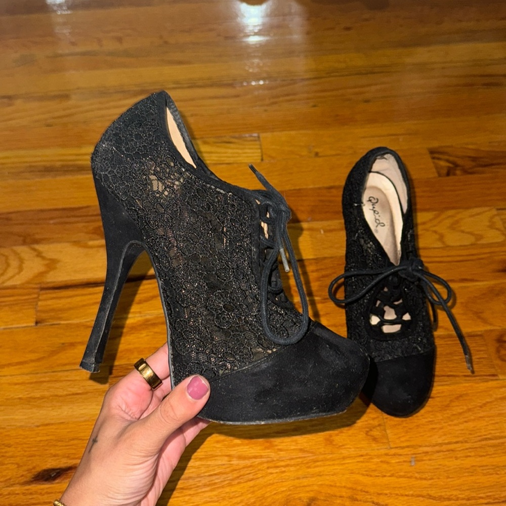 Quipid women's size 8 black pumps, lace and velvet detailing, Good condition